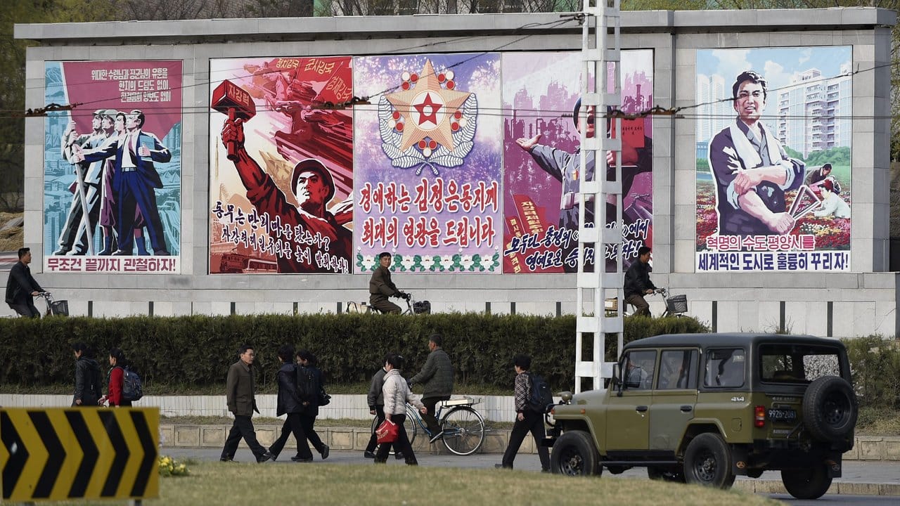 Propagandaplakate in den Straßen von Pjöngjang. Propagandaplakate in den Straßen von Pjöngjang.