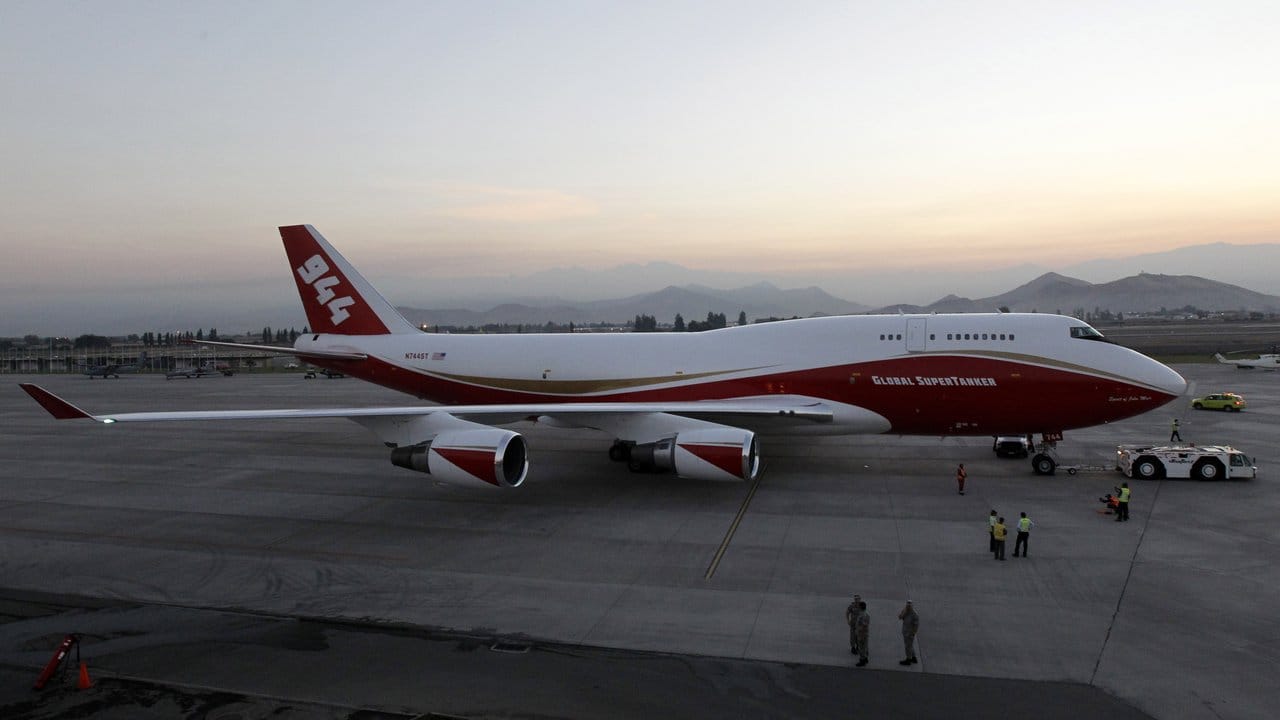 Das größte Löschflugzeug der Welt, eine Boeing 747-400 Supertanker, nach der Landung in Santiago de Chile. Das größte Löschflugzeug der Welt, eine Boeing 747-400 Supertanker, nach der Landung in Santiago de Chile.