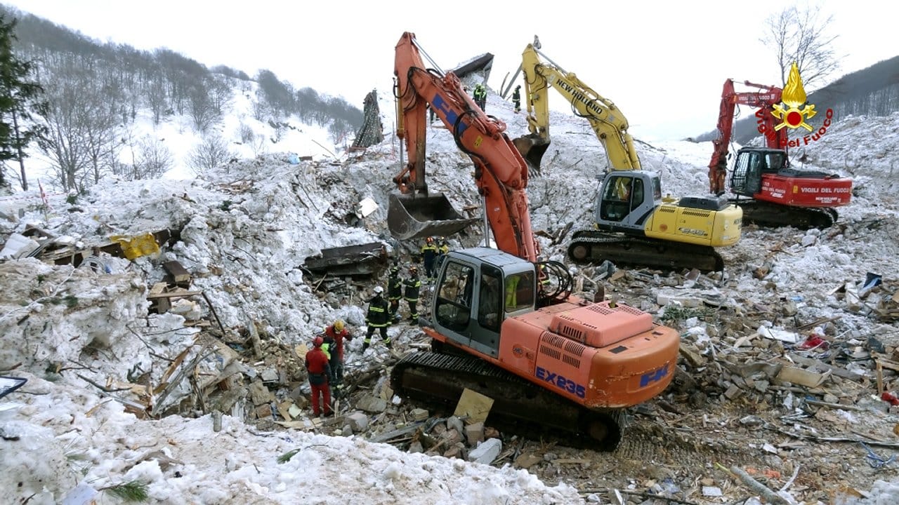 Bagger tragen die gewaltigen Schneemassen ab, die das Hotel "Rigopiano" unter sich begraben hatten.