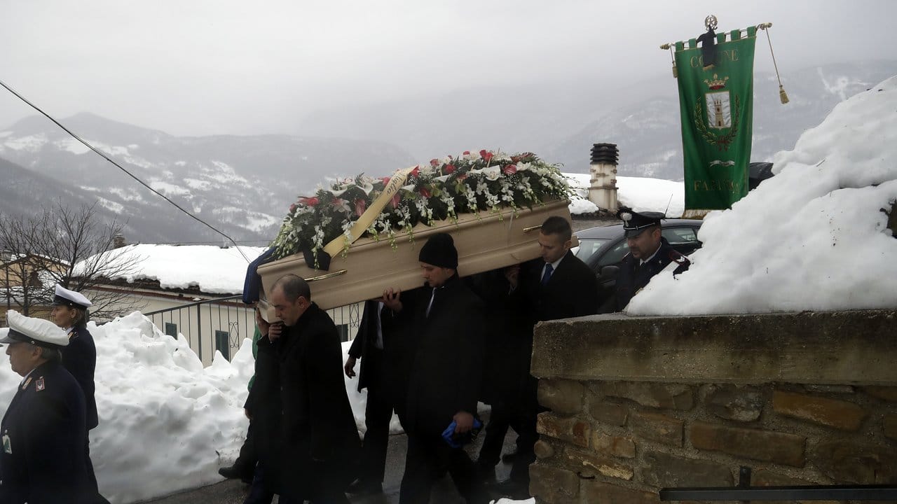 Der Sarg mit einem der Opfer des Lawinenunglücks wird durch Farindola getragen.