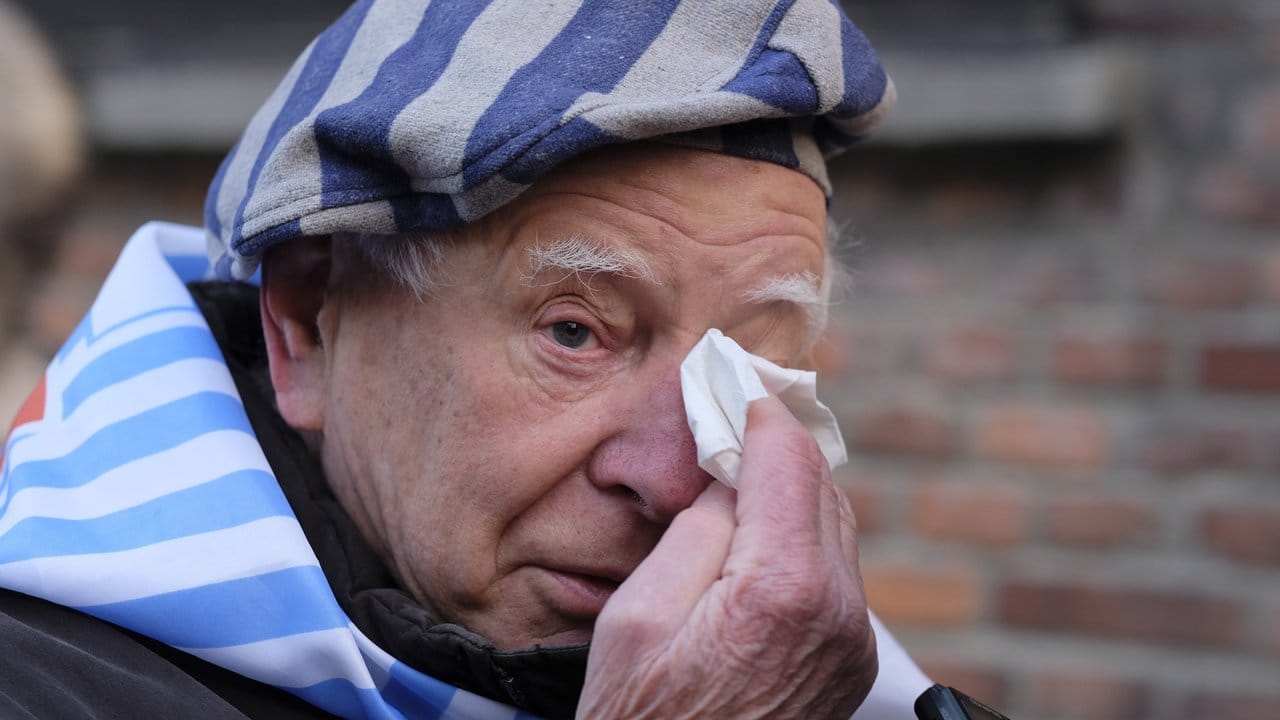 Ein Überlebender bei einer Gedenkveranstaltung auf dem Gelände des ehemaligen deutschen Vernichtungslagers Auschwitz-Birkenau. Ein Überlebender bei einer Gedenkveranstaltung auf dem Gelände des ehemaligen deutschen Vernichtungslagers Auschwitz-Birkenau.