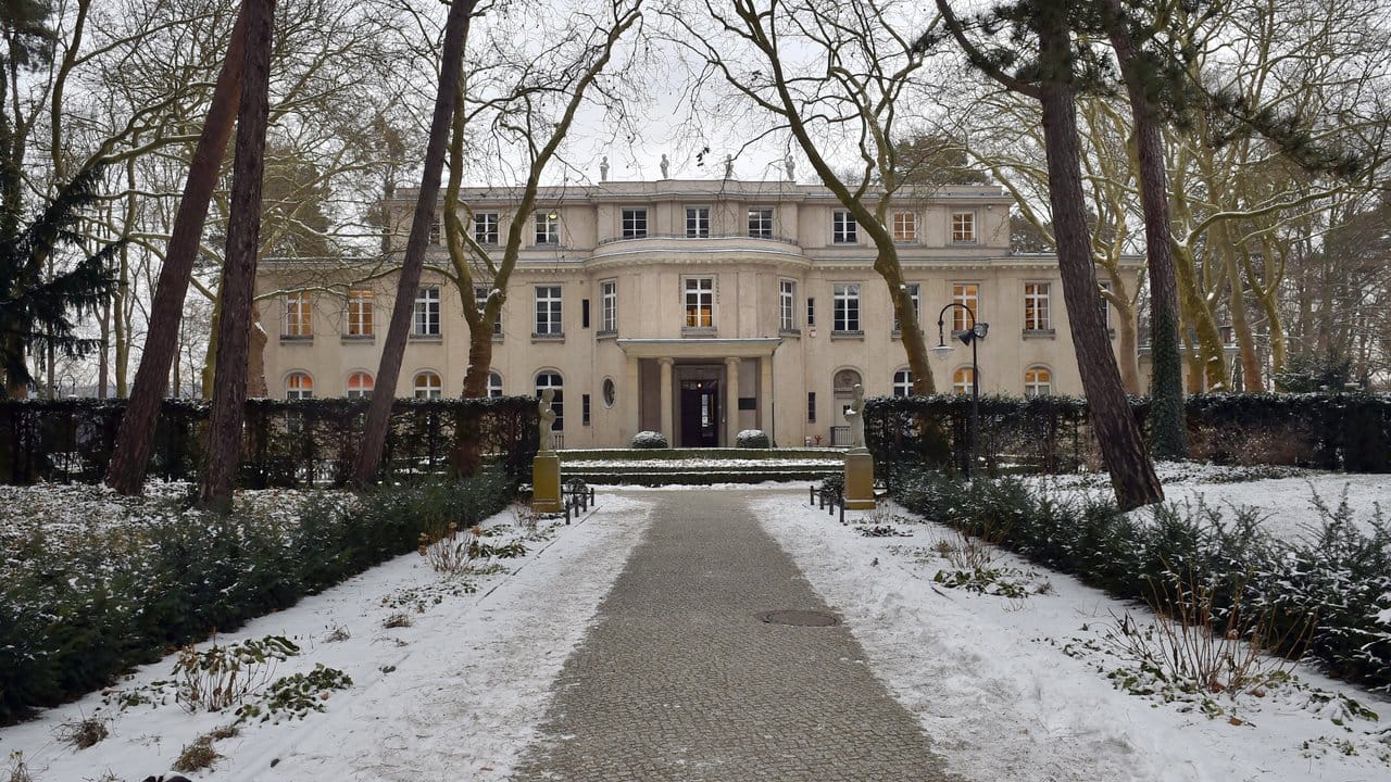 Die Gedenk- und Bildungsstätte Haus der Wannsee-Konferenz: Hier trafen sich im Jahr 1942 Vertreter der NS-Regierung und von SS-Behörden, um den Holocaust zu organisieren. Die Gedenk- und Bildungsstätte Haus der Wannsee-Konferenz: Hier trafen sich im Jahr 1942 Vertreter der NS-Regierung und von SS-Behörden, um den Holocaust zu organisieren.