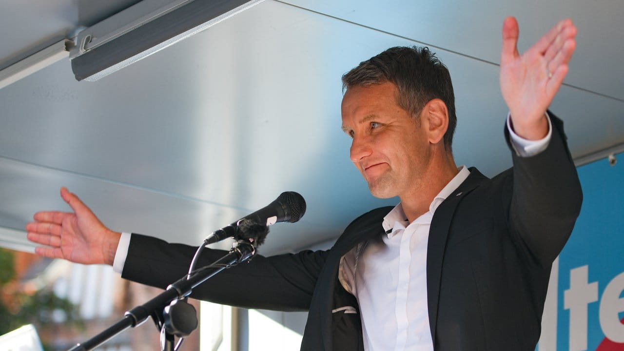 Thüringens AfD-Fraktionschef Björn Höcke wurde nach seinen umstrittenen Äußerungen von einer Gedenkstunde des Landtags für die Opfer des Nationalsozialismus ausgeschlossen. Thüringens AfD-Fraktionschef Björn Höcke wurde nach seinen umstrittenen Äußerungen von einer Gedenkstunde des Landtags für die Opfer des Nationalsozialismus ausgeschlossen.