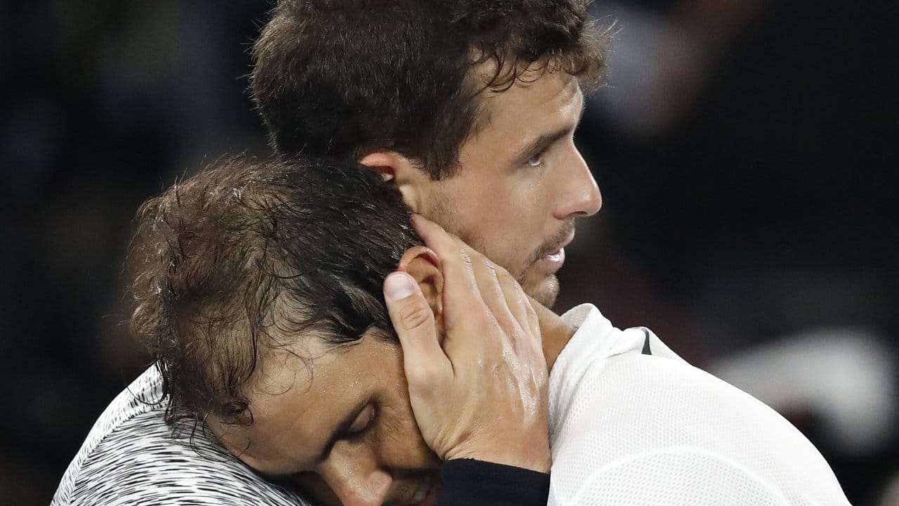 Rafael Nadal (r) und Grigor Dimitrow umarmen sich nach ihrem Match am Netz.
