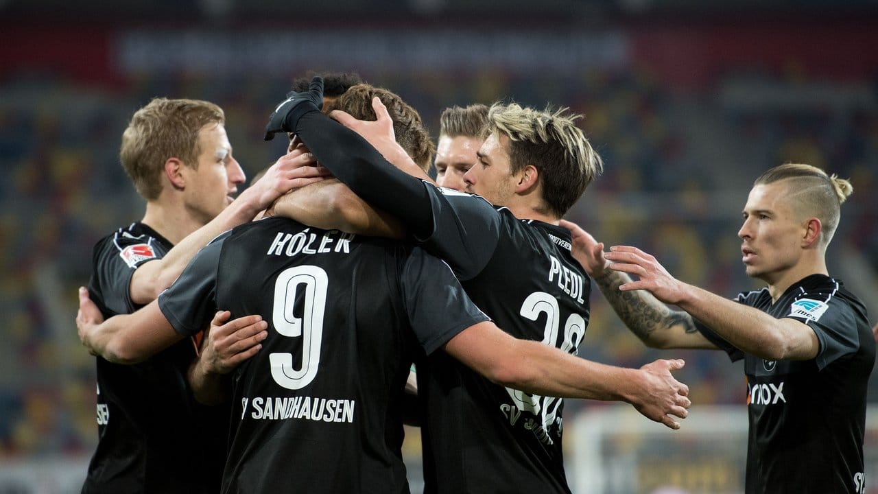 Sandhausens bejubeln den ersten der drei Treffer gegen Düsseldorf.
