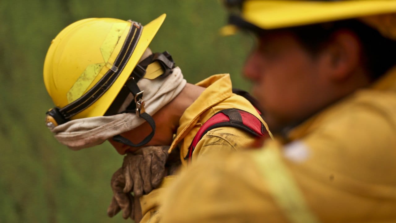 Feuerwehrleute machen eine Pause. Feuerwehrleute machen eine Pause.