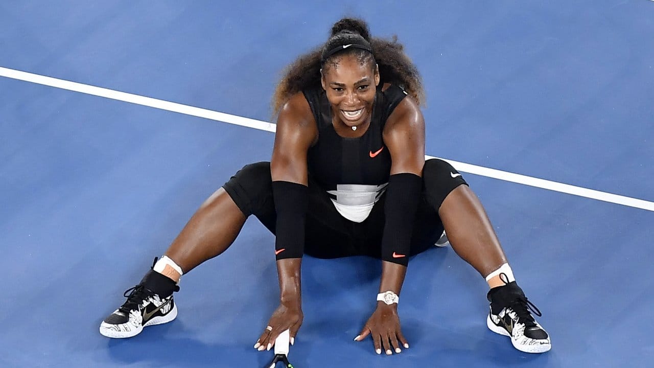 Nach ihrem Triumph ließ sich Serena Williams auf den Court fallen.
