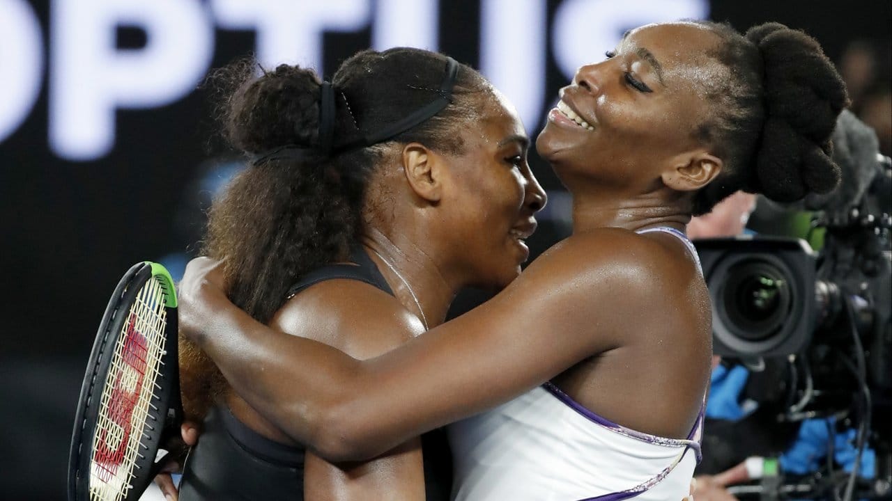 Schwester Venus Williams (r) grtaulierte Serena mit einer Umarmung.