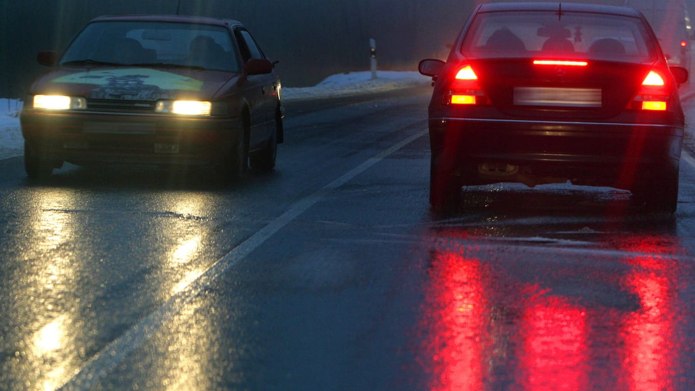 Warnung vor spiegelglatten Straßen: Autofahrer sollten am Abend und in der Nacht aufpassen.