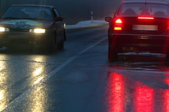 Warnung vor spiegelglatten Straßen: Autofahrer sollten am Abend und in der Nacht aufpassen.