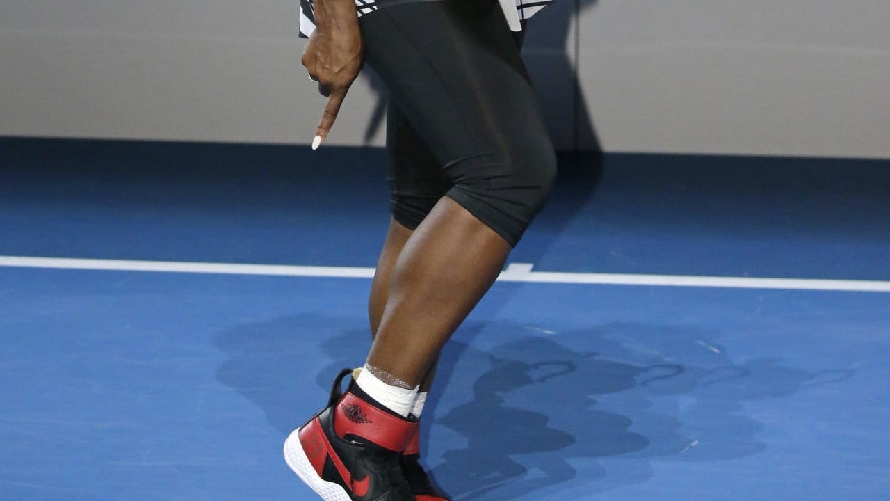 Serena Williams zeigt stolz auf ihre Jordan-Schuhe, die sie von dem ehemaligen Basketball-Star geschenkt bekam.
