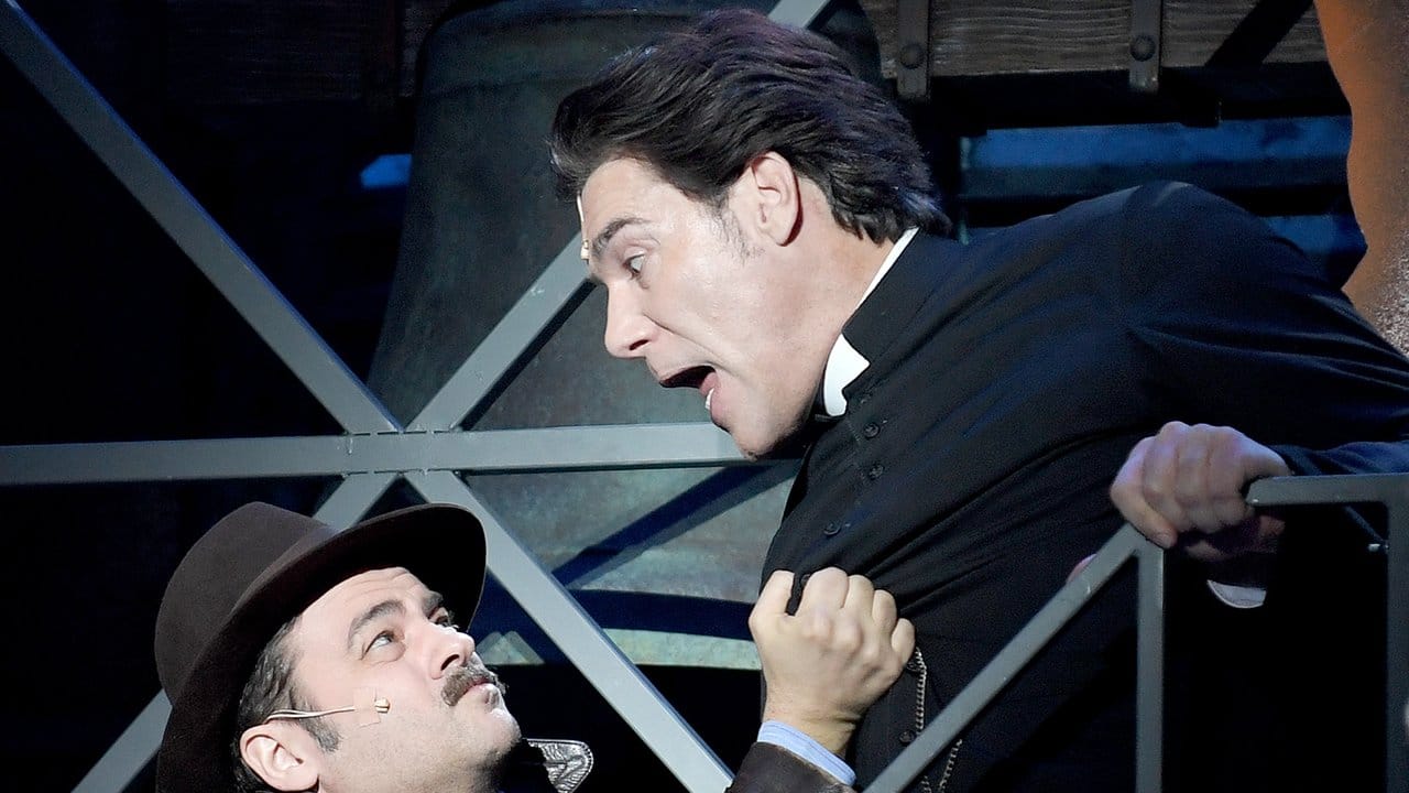 Die Kontrahenten Don Camillo (Andreas Lichtenberger, r) und Peppone (Frank Winkels).