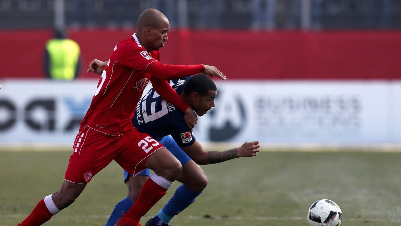Der Würzburger David Pisot (l) im Zweikampf mit dem Braunschweiger Onel Hernandez. Der Würzburger David Pisot (l) im Zweikampf mit dem Braunschweiger Onel Hernandez.