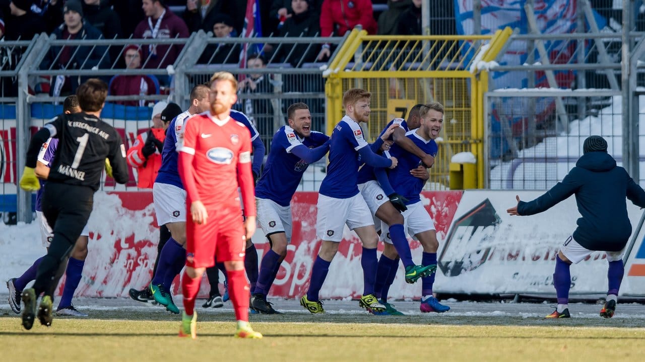 Erzgebirge Aue feierte einen späten Sieg gegen den 1. Erzgebirge Aue feierte einen späten Sieg gegen den 1.