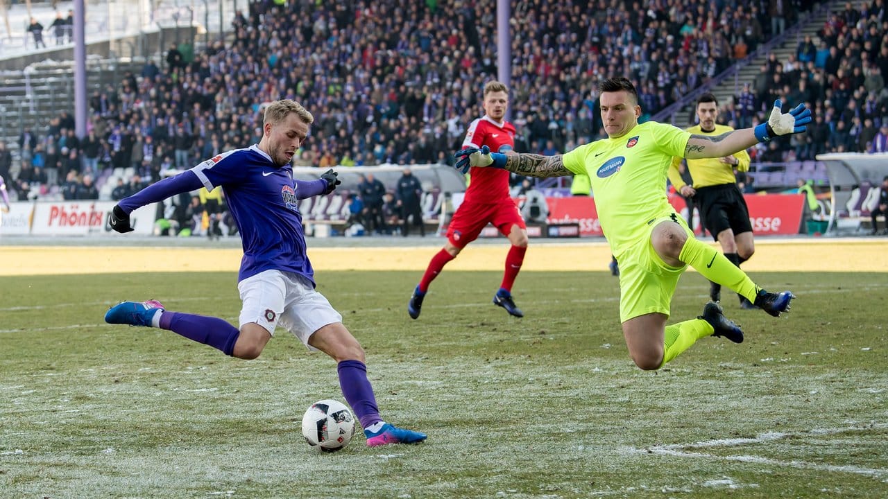 Aues Pascal Köpke (l) scheitert an Heidenheims Torwart Kevin Müller. Aues Pascal Köpke (l) scheitert an Heidenheims Torwart Kevin Müller.