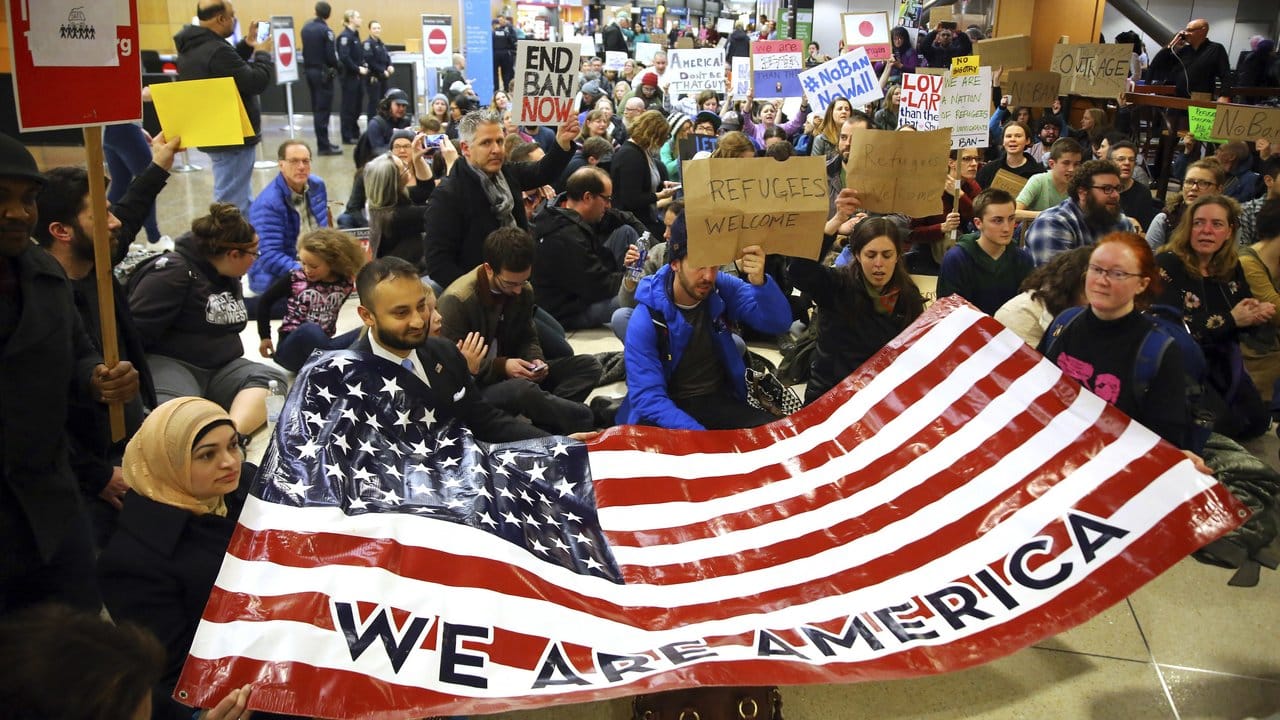 Demonstranten auf dem Seattle-Tacoma International Airport in Seattle.