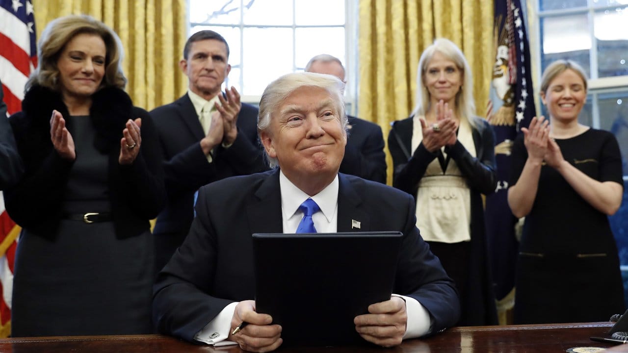Donald Trump zeigt sich nach der Unterzeichnug weiterer Dekrete zufrieden.