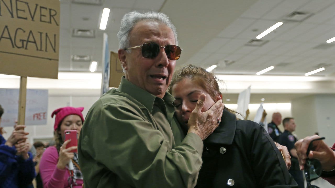Ahmad Behgooy, der aus dem Iran stammt und jetzt US-Bürger ist, tröstet seine Schwiegertochter Shima Behgooy aus dem Iran, die eine Green Card besitzt, nachdem die Einwanderungsbehörde sie im Dallas Fort Worth Airport freigelassen hat.