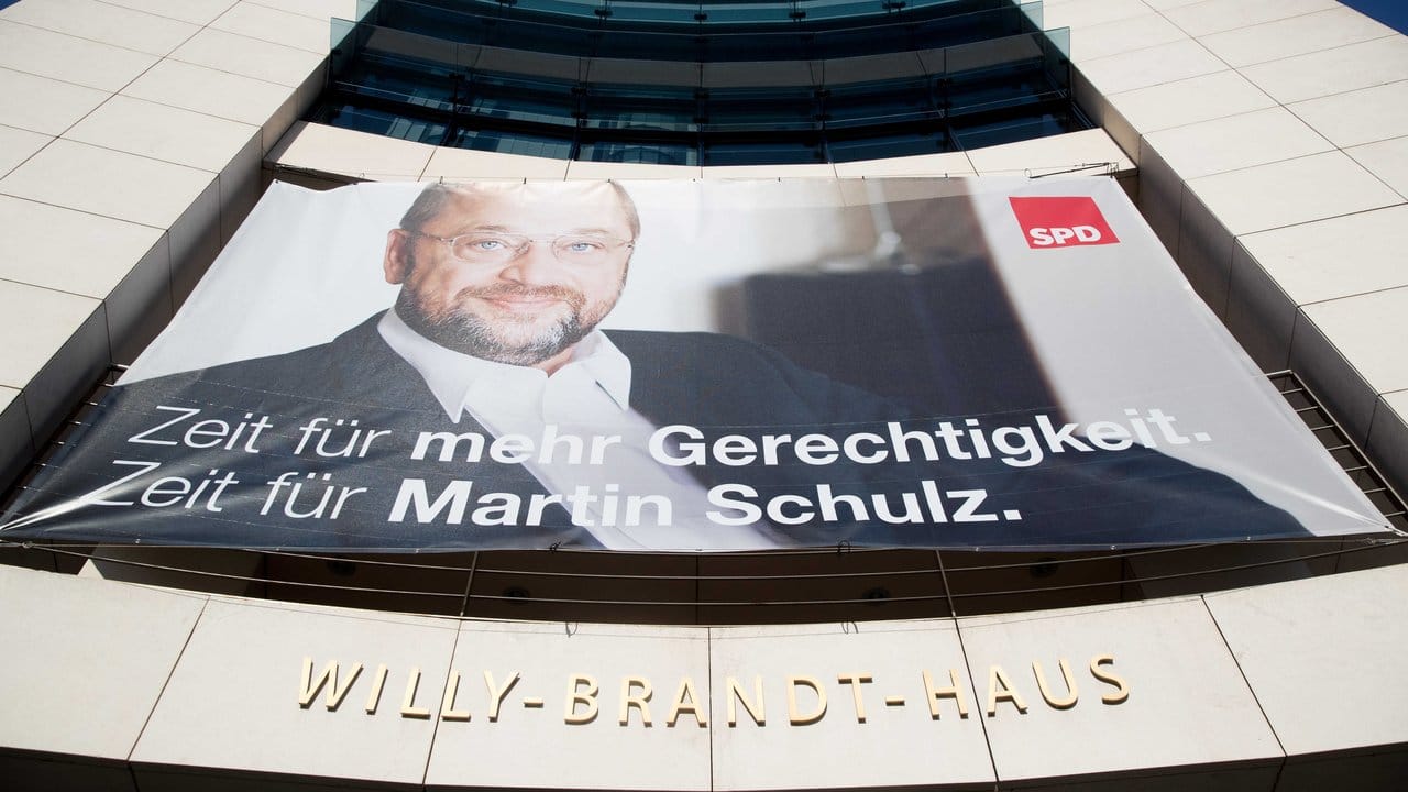 Ein Plakat mit einem Foto des neuen SPD-Kanzlerkandidaten an der SPD-Parteizentrale in Berlin.