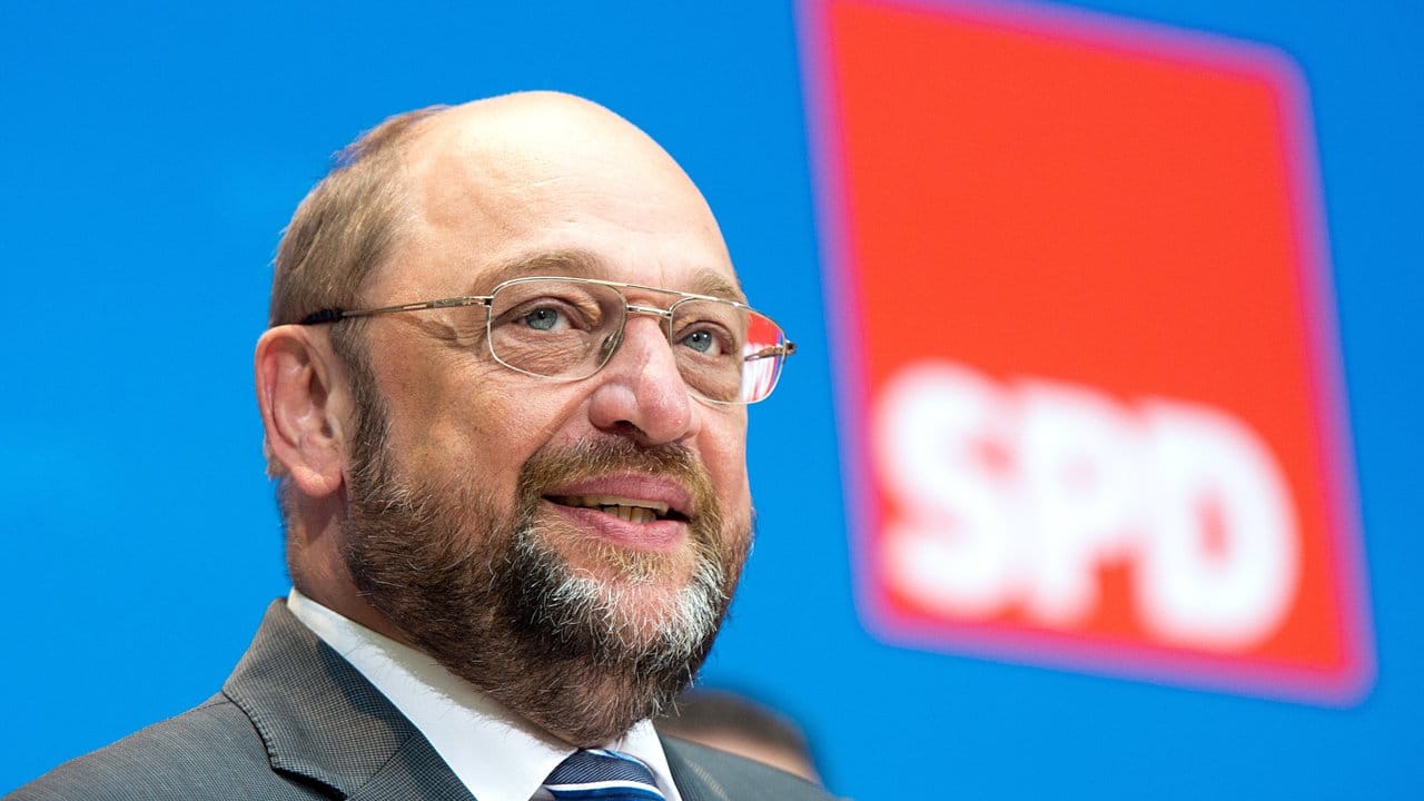Nach aktuellen Umfragen kommt Schulz bei den Bürgern ähnlich gut an wie die seit 2005 amtierende Kanzlerin Merkel.