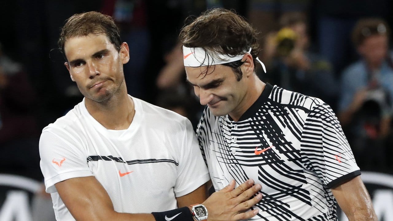 Rafael Nadal (l) gratulierte Roger Federer fair zum Sieg.