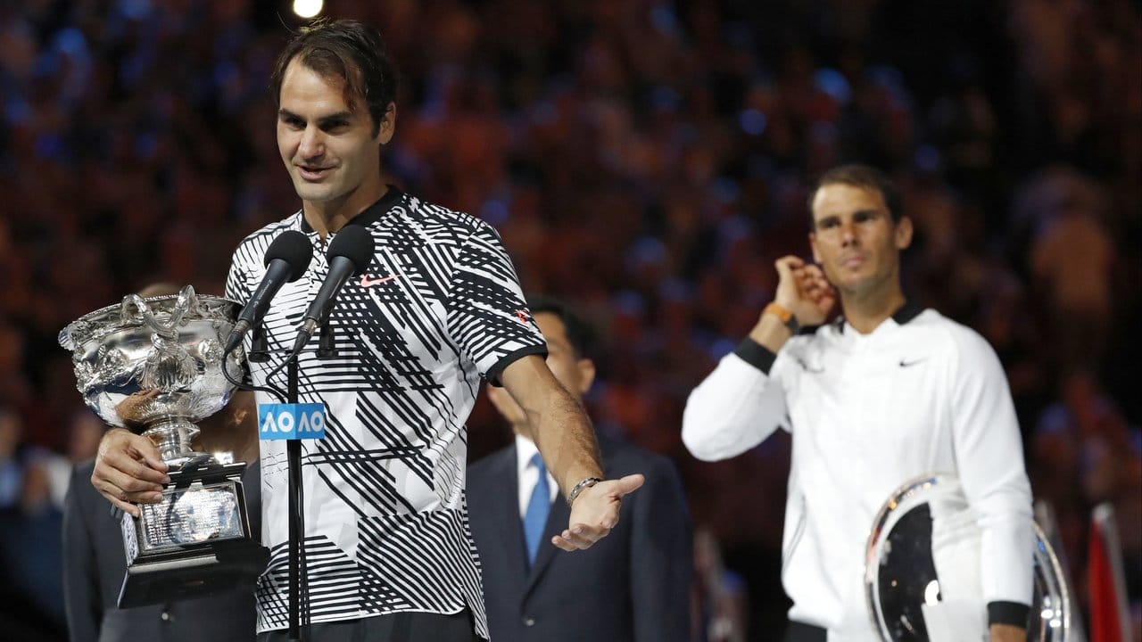 Roger Federer (l) und Rafael Nadal bei der Siegerehrung.