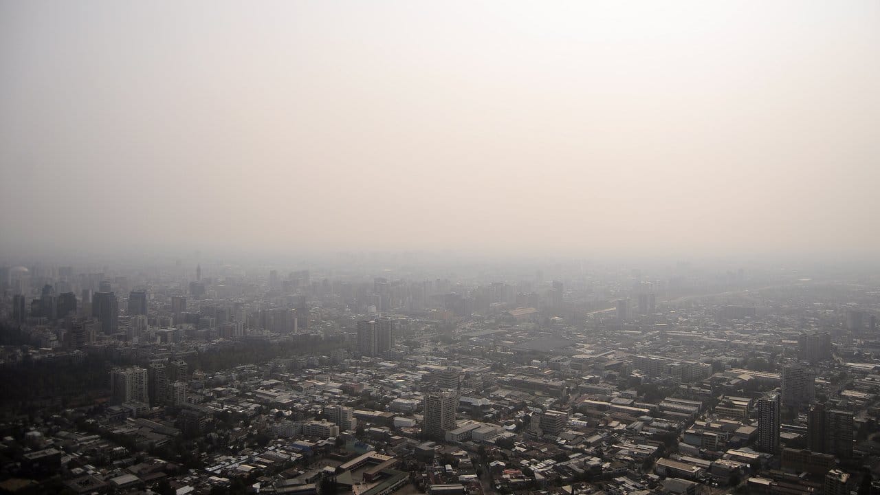 Wegen der Waldbrände ist die Hauptstadt Santiago de Chile in dicken Rauch gehüllt.