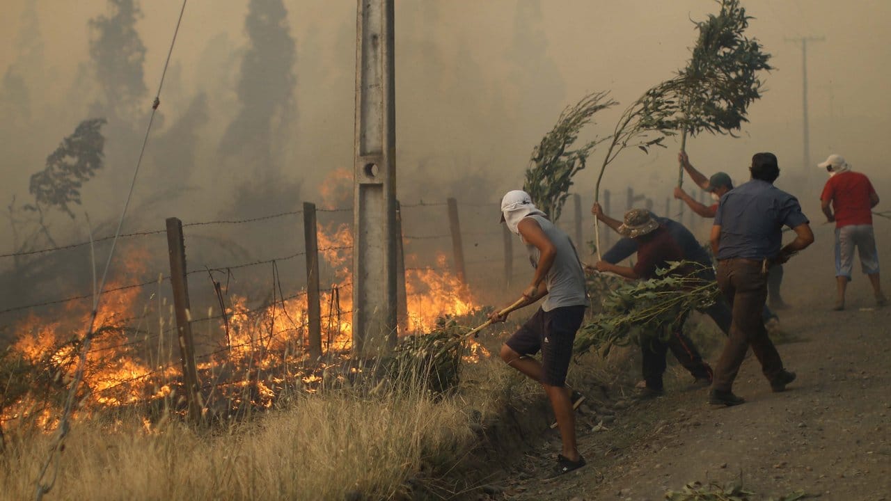 Einwohner versuchen in San Nicolás die Ausbreitung des Feuers zu verhindern.