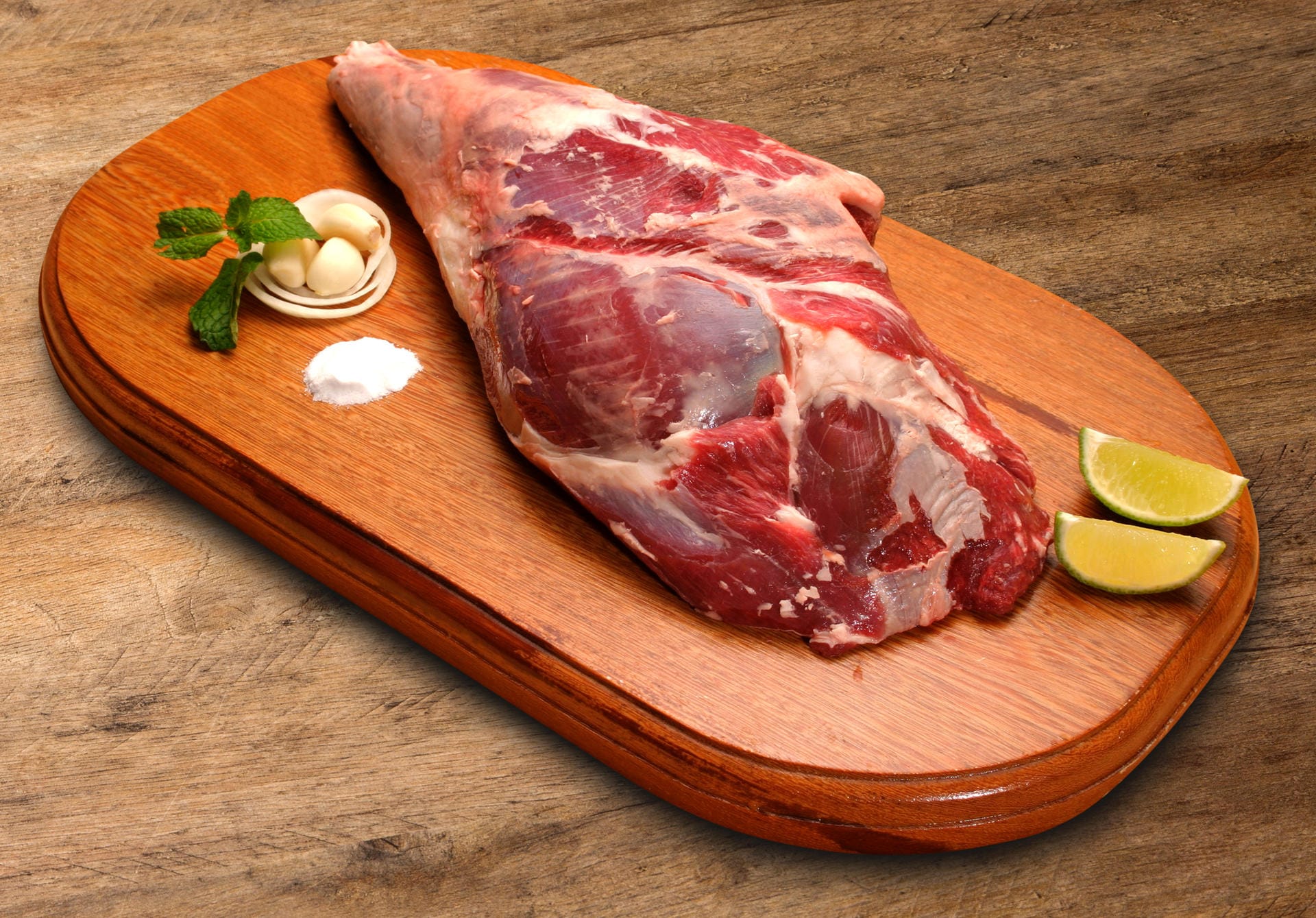 Fett und Knochen gehören dazu: Ob Eisbein, Haspel, Knöchla oder Haxn - die Vorder- oder Hinterhaxe vom Schwein wird seit Jahrhunderten in Deutschland zubereitet.