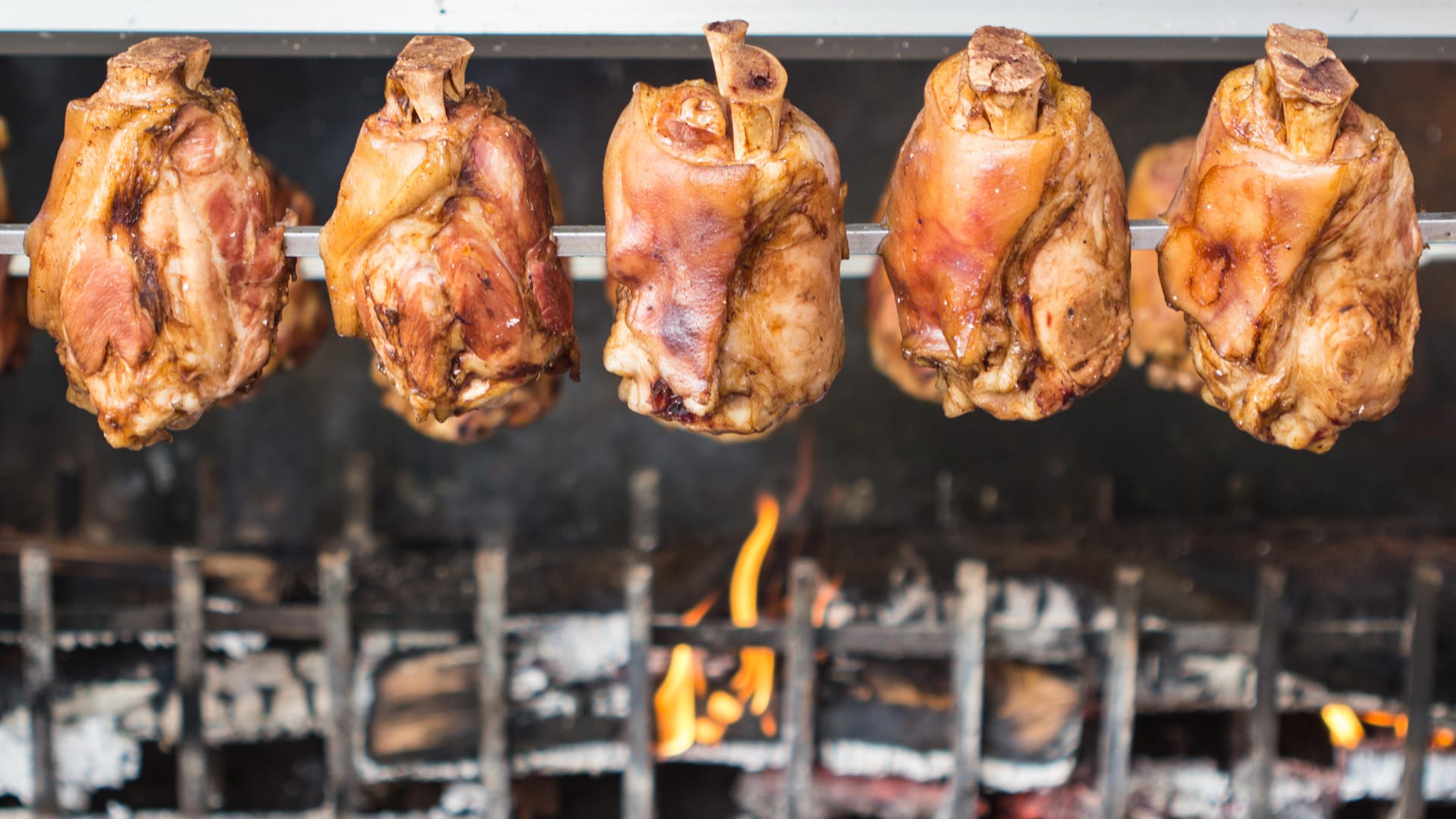 Für die Kruste braucht man Glut: Die Haxn wird in Bayern gegrillt. Die Haxenbraterei gehört zum Oktoberfest wie eine Maß Bier.