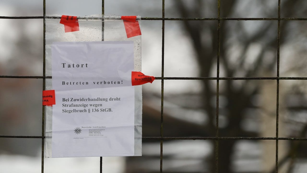 "Tatort - Betreten verboten!" ist an der abgesperrten Zufahrt zu dem privaten Grundstück angebracht.