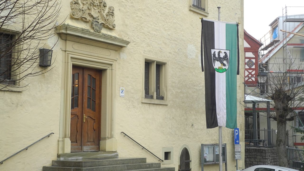 Trauerflor hängt an einer Stadtfahne vor dem Rathaus von Arnstein.