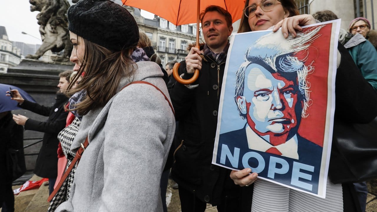 Teilnehmer einer Demonstration gegen das Dekret von US-Präsident Trump in Brüssel.