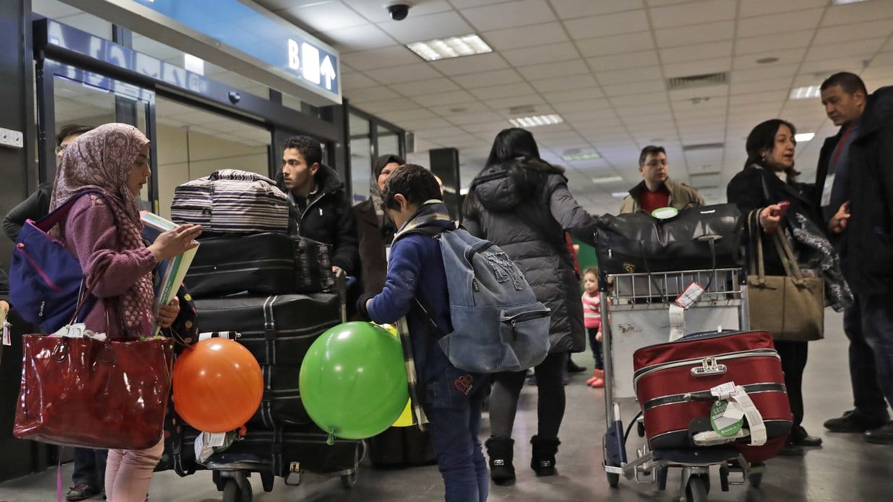Syrische Flüchtlinge aus Homs am Flughafen in Rom.