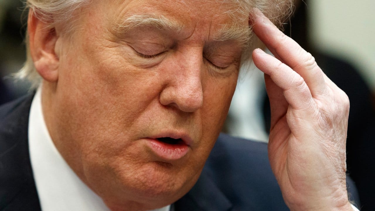 US Präsident Donald Trump fasst sich während eines Treffens mit Geschäftsleuten in Washington an den Kopf.