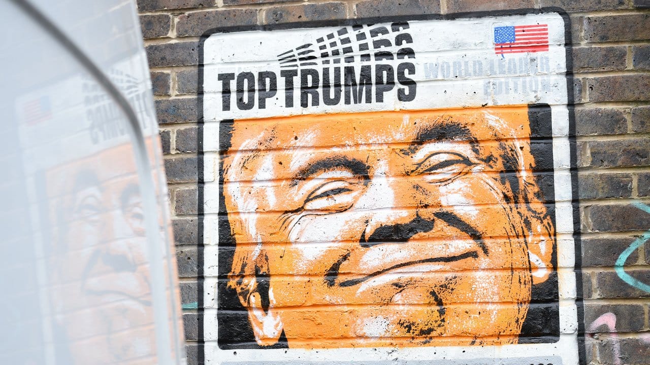 Ein Graffito zeigt eine Parodie einer Karte des Top Trumps Kartenspiels in London.