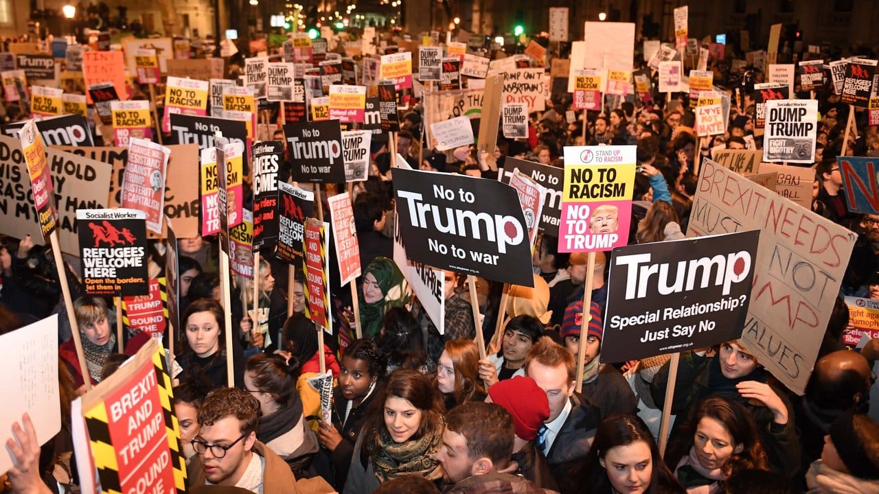 Demonstranten protestieren in der Downing Street 10 in London gegen das US-Einreiseverbot.