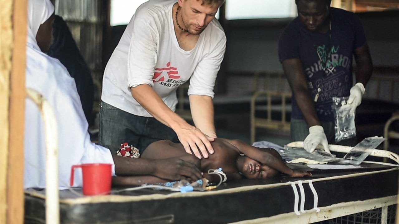 Kinder werden in einer Isolationsstation des Krankenhauses in Damboa (Nigeria) behandelt.