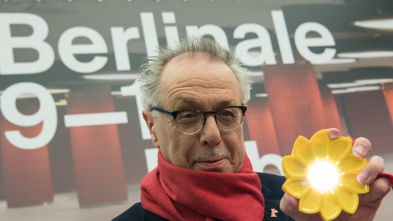 Dieter Kosslick mit einer Blumen-Lampe aus dem Merchandising-Programm.