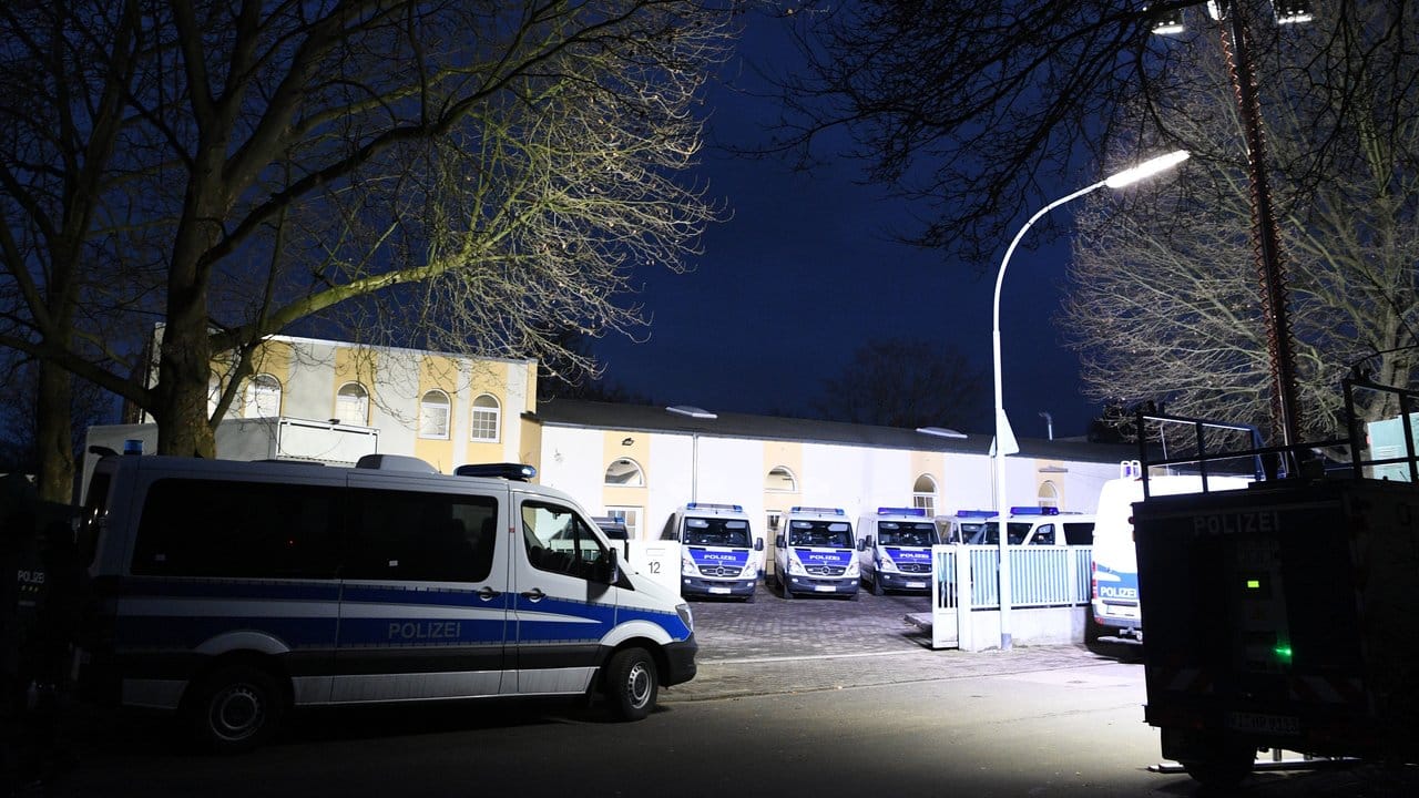 "Mit den Maßnahmen senden wir eine deutliche Botschaft an die radikalen Islamisten in Hessen: Wir haben die Szene fest im Blick", sagt der hessische Innenminister Peter Beuth.