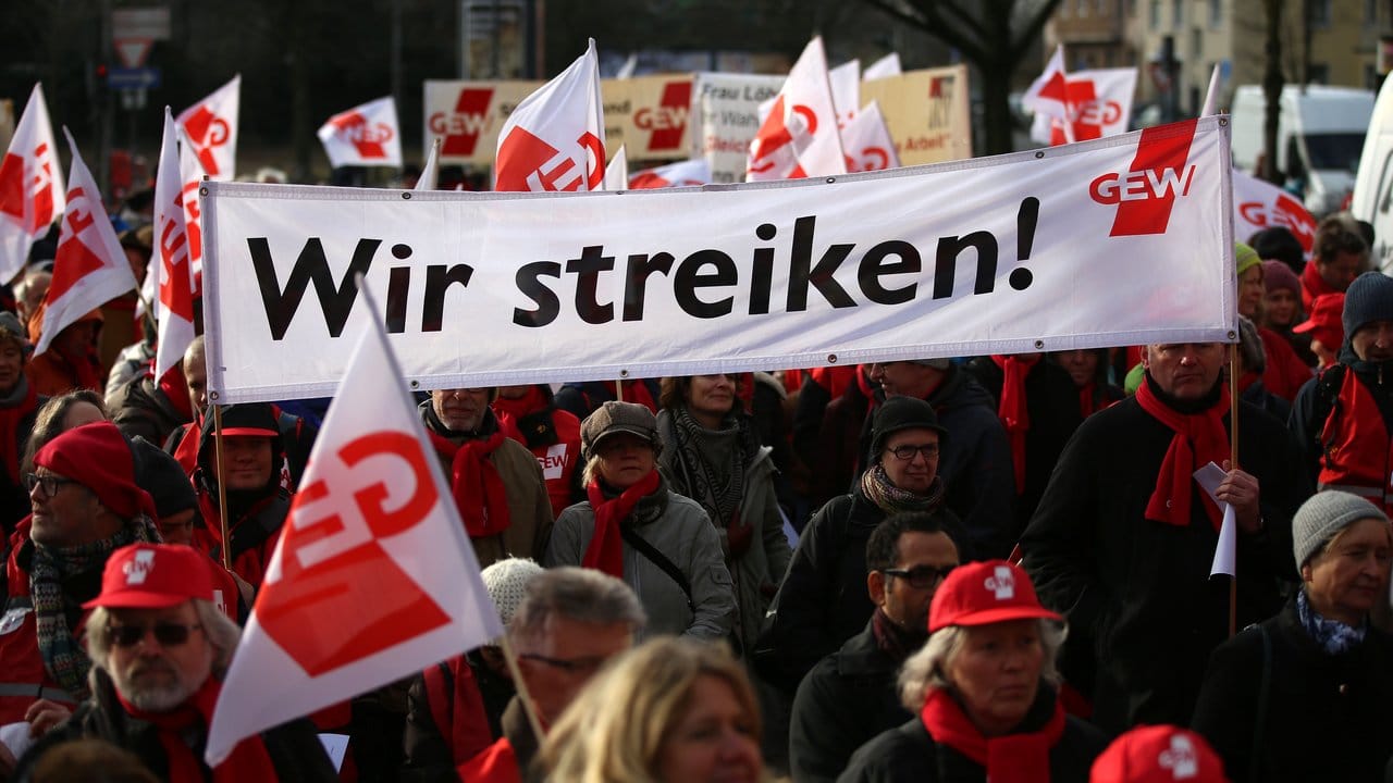 Lehrer versammeln sich in Köln zu einem Warnstreik.