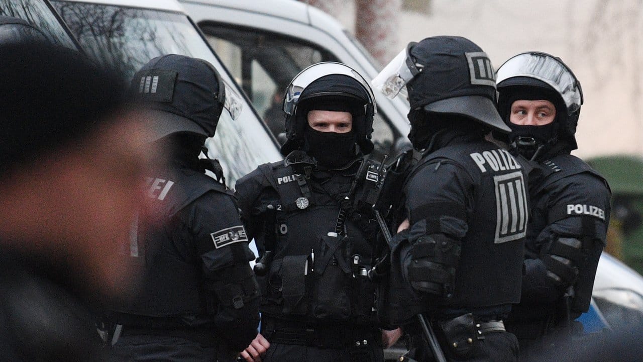 Polizisten auf dem Gelände der Bilal-Moschee in Frankfurt am Main.