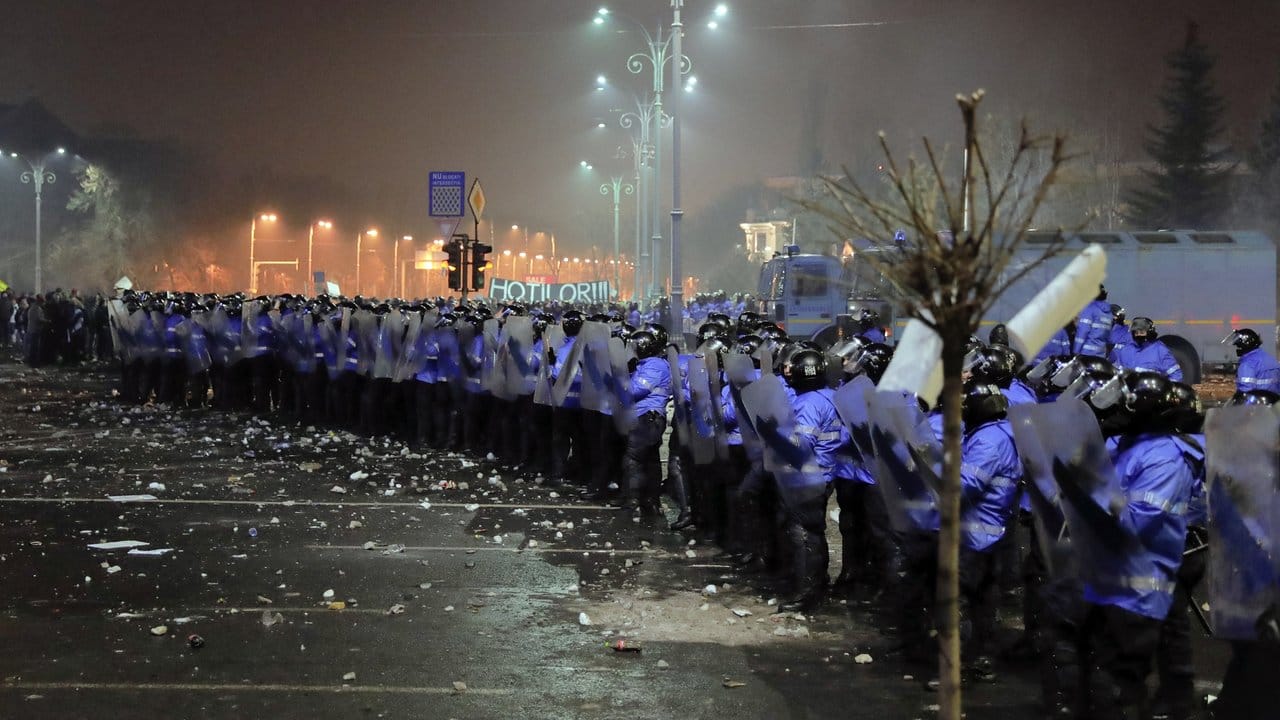 Bereitschaftspolizisten sind vor dem Regierungssitz in der rumänischen Hauptstadt in Stellung gegangen.