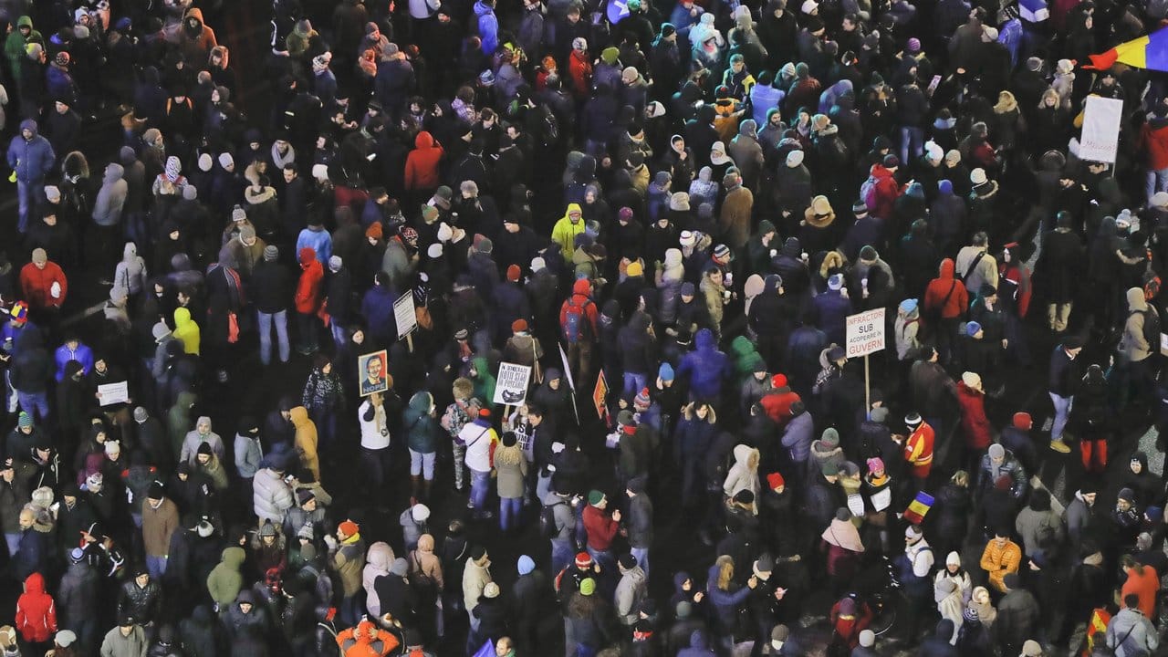 Seit Tagen gehen in Rumänien Tausende Menschen gegen Pläne der Regierung auf die Straße.