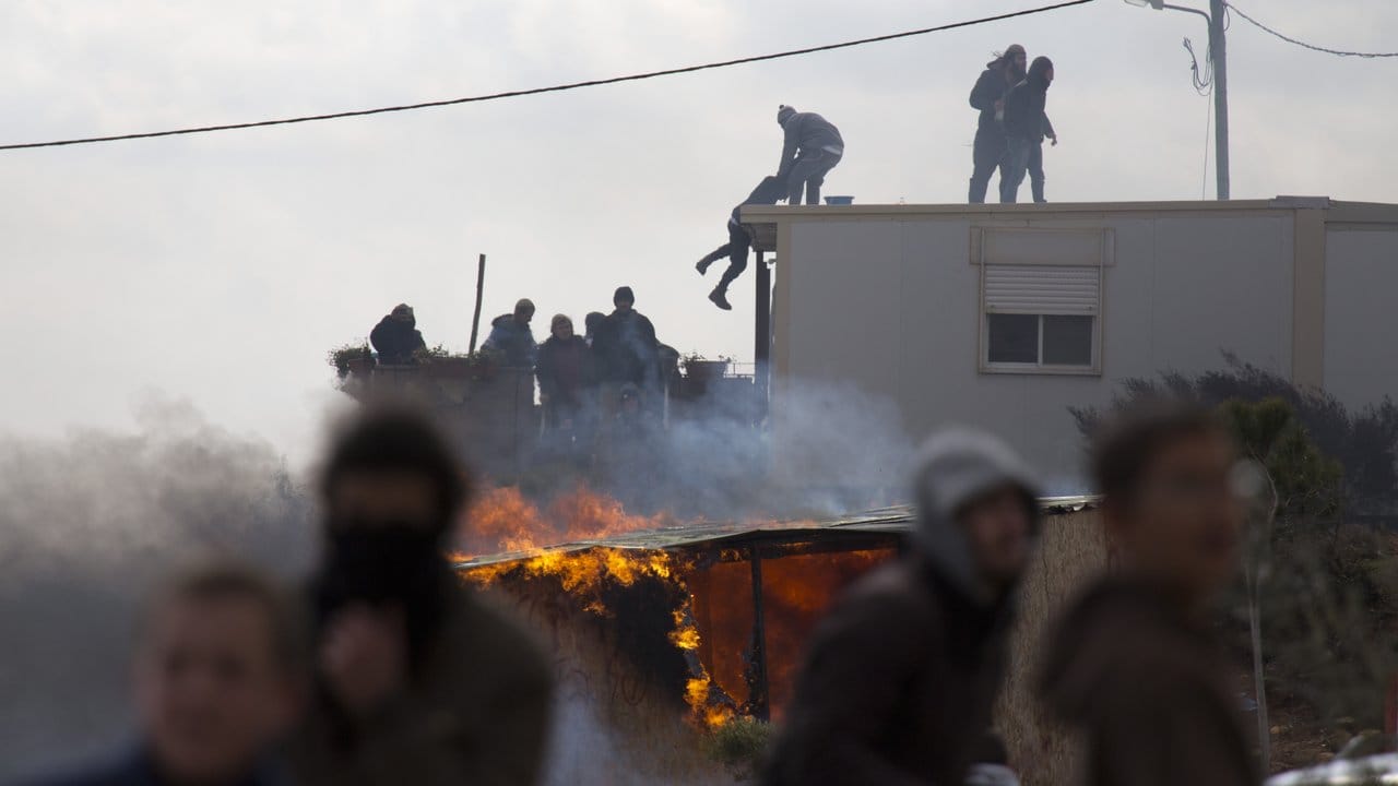 Feuer und Flamme gegen die Räumung der israelischen Siedlung Amona: Die Siedler leisten heftigen Widerstand.