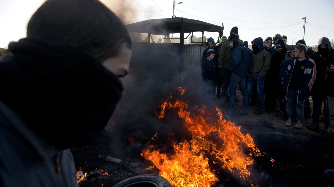 Siedler des israelischen Außenpostens Amona blockieren die Zufahrtsstraße zu dem Ort mit brennenden Reifen.