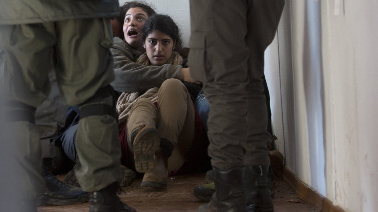 Konfrontation: Siedlerinnen wehren sich gegen die Räumung durch die israelische Polizei.