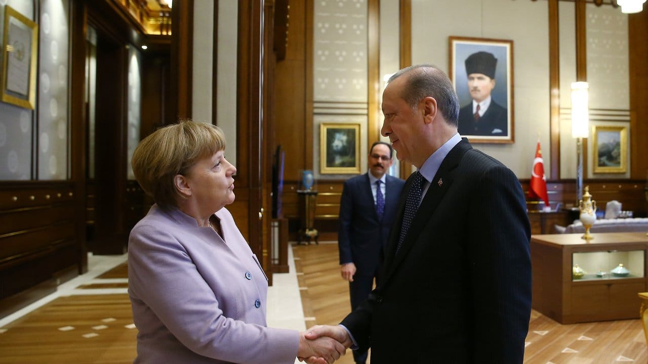 Angela Merkel mahnte im Gespräch mit dem türkischen Staatspräsidenten Erdogan die Einhaltung von Freiheitsrechten an.