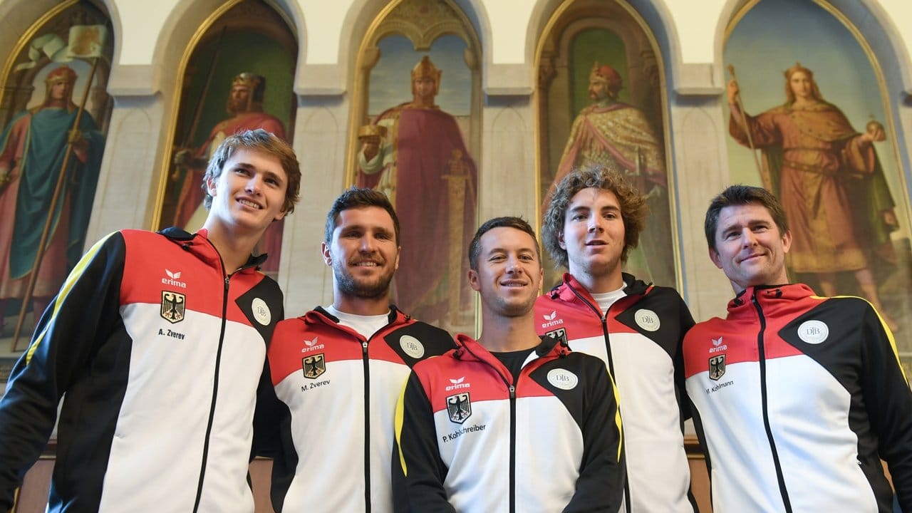 Das deutsche Davis-Cup-Team: Alexander Zverev (l-r), Mischa Zverev, Philipp Kohlschreiber und Jan-Lennard Struff sowie Teamkapitän Michael Kohlmann.