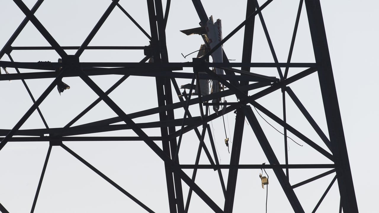 Trümmerteile des Kleinflugzeuges hängen im Mast der Windkraftanlage.